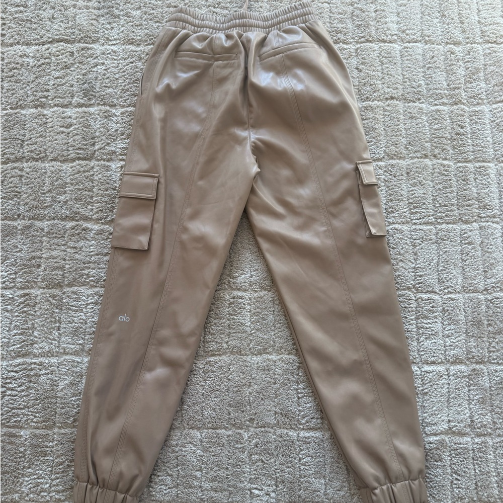 ALO Yoga Tan Cargo Joggers - Picture 2 of 3